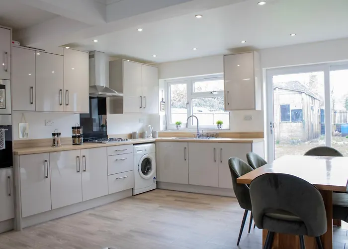 Harvard House, Stylish 3 Bedroom House In Solihull 5 Mins To The Nec, Bhx ,Jlr With Free Parking