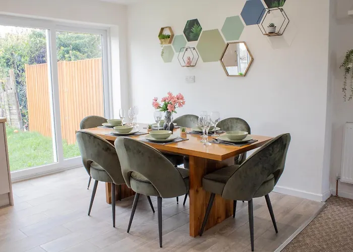 Harvard House, Stylish 3 Bedroom House In Solihull 5 Mins To The Nec, Bhx ,Jlr With Free Parking