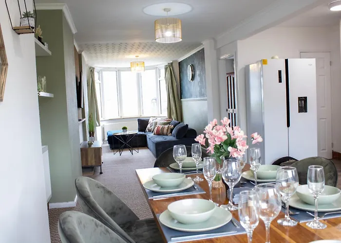 Harvard House, Stylish 3 Bedroom House In Solihull 5 Mins To The Nec, Bhx ,Jlr With Free Parking