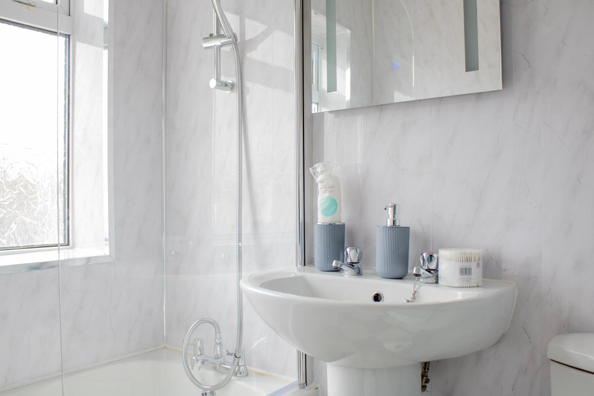 Harvard House, Stylish 3 Bedroom House In Solihull 5 Mins To The Nec, Bhx ,jlr With Free Parking Birmingham