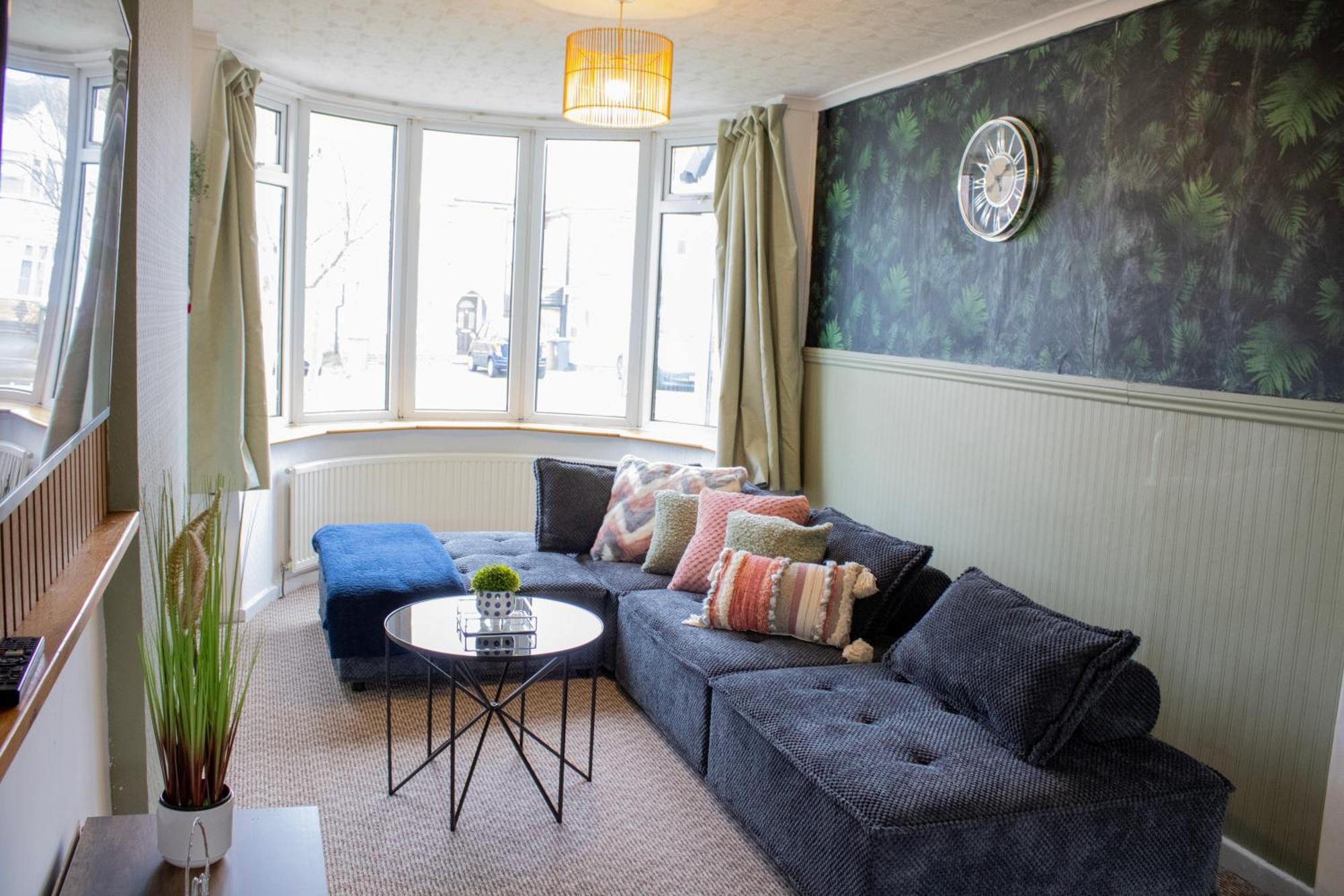 Harvard House, Stylish 3 Bedroom House In Solihull 5 Mins To The Nec, Bhx ,jlr With Free Parking