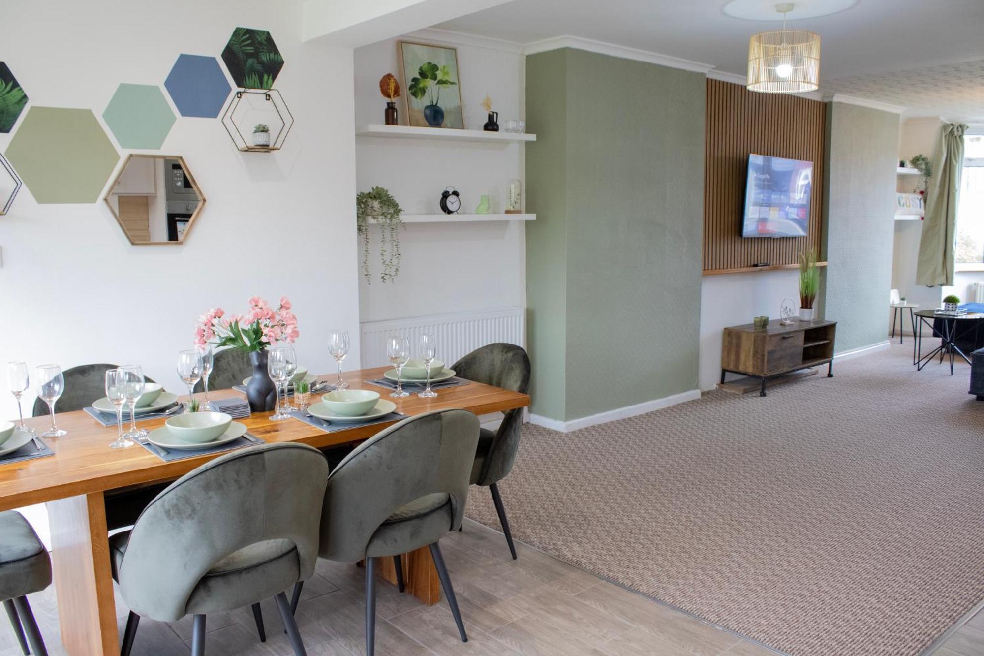 Harvard House, Stylish 3 Bedroom House In Solihull 5 Mins To The Nec, Bhx ,jlr With Free Parking Birmingam