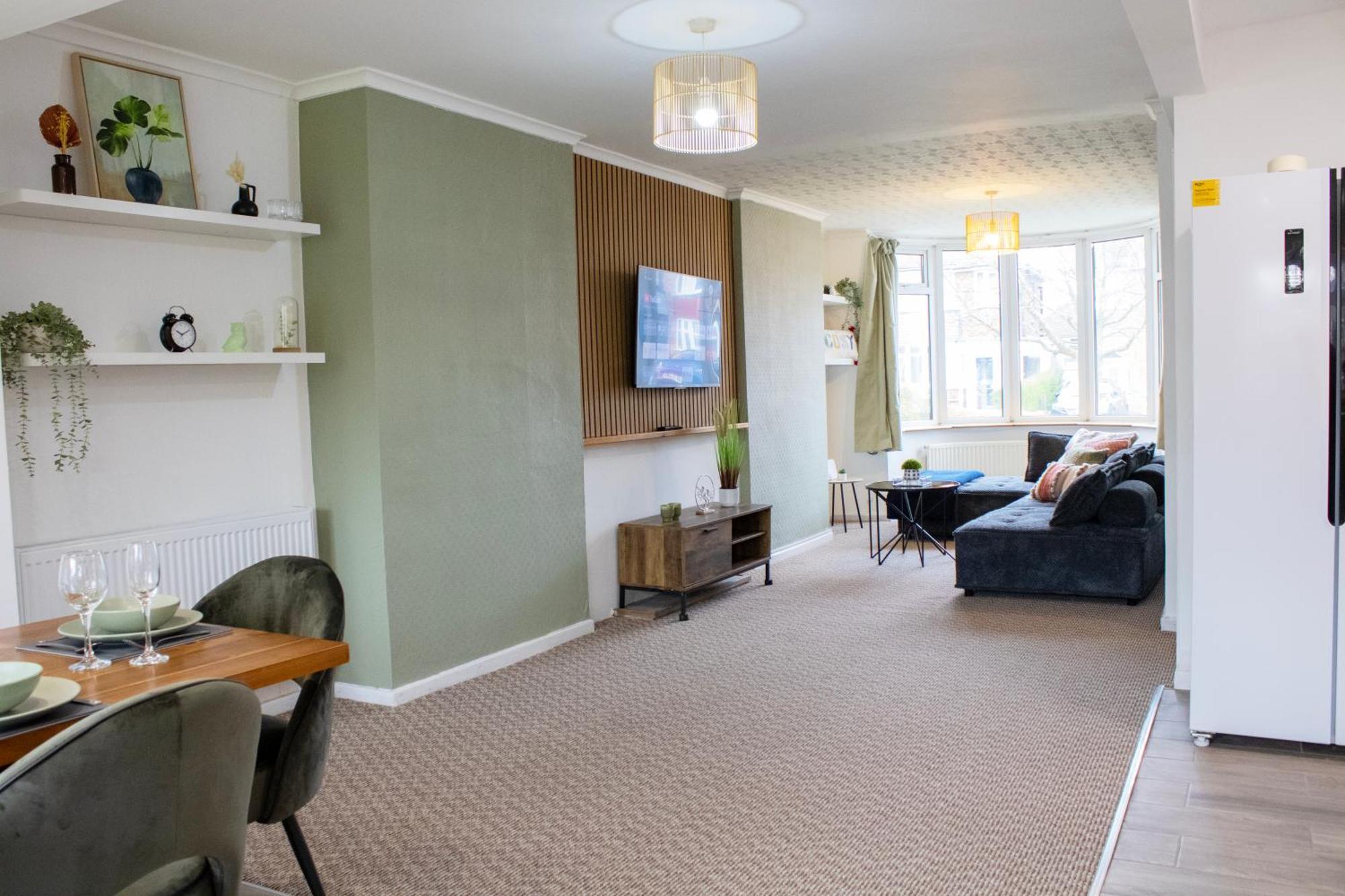 Harvard House, Stylish 3 Bedroom House In Solihull 5 Mins To The Nec, Bhx ,jlr With Free Parking Birmingam