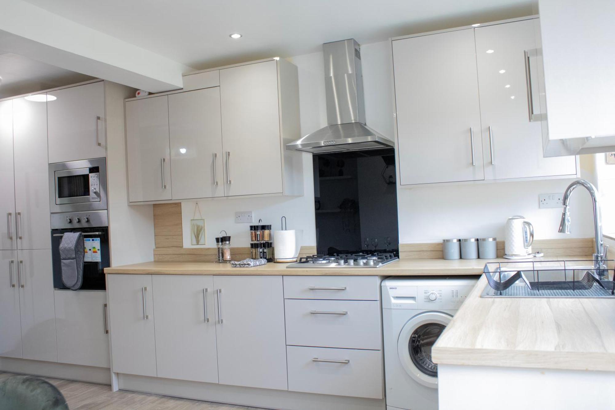 Harvard House, Stylish 3 Bedroom House In Solihull 5 Mins To The Nec, Bhx ,jlr With Free Parking *