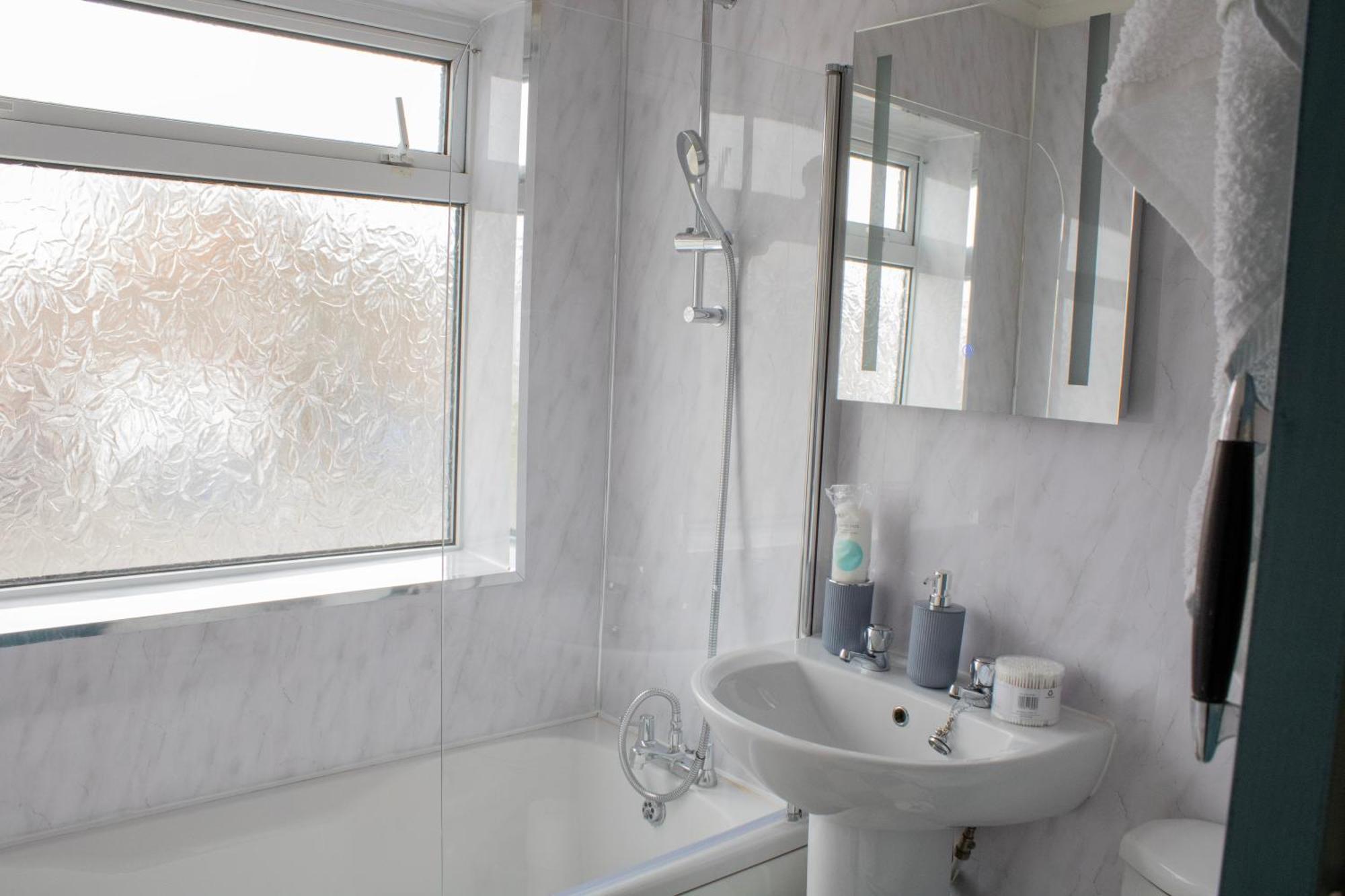 Harvard House, Stylish 3 Bedroom House In Solihull 5 Mins To The Nec, Bhx ,jlr With Free Parking *