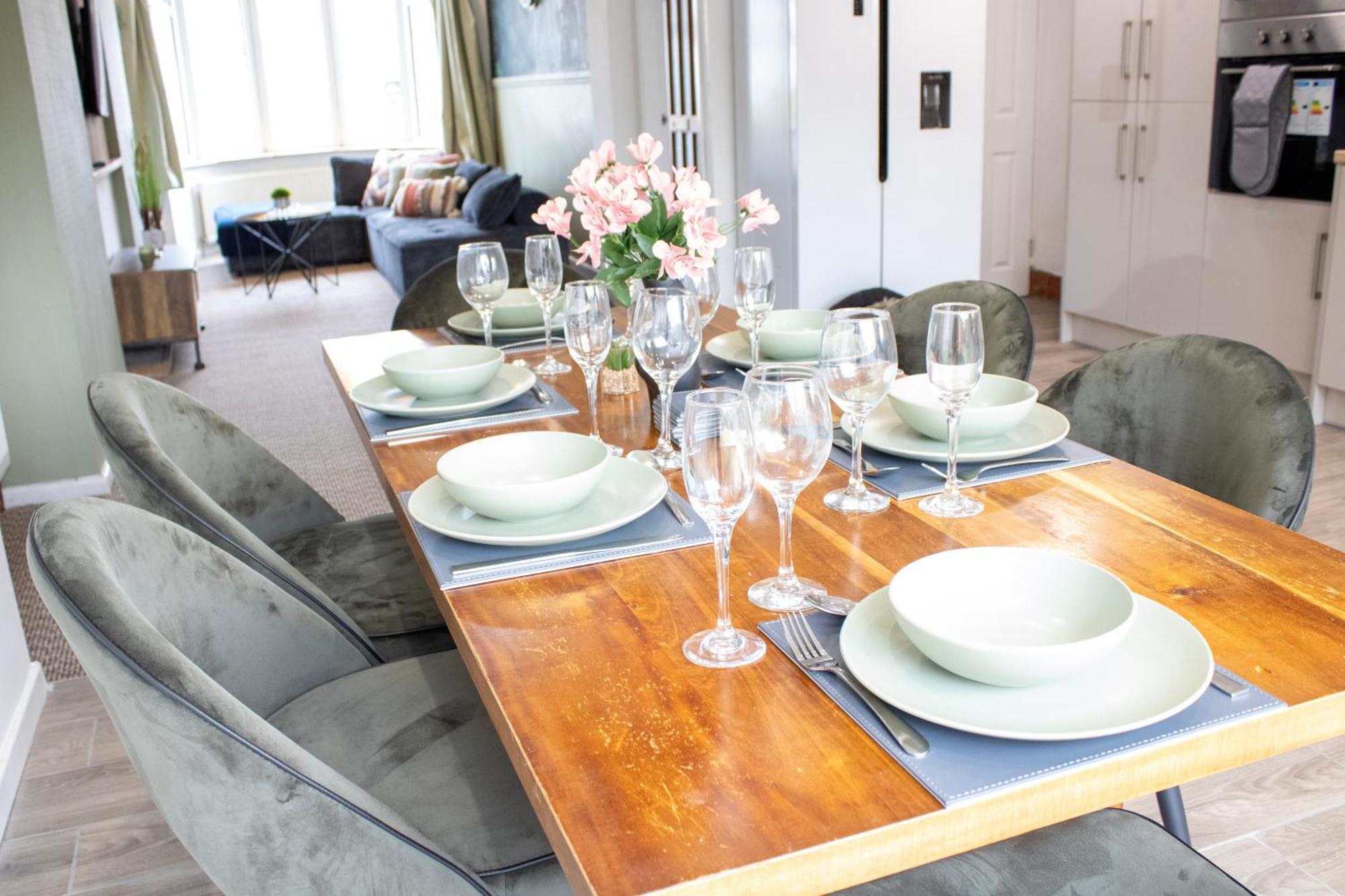 Harvard House, Stylish 3 Bedroom House In Solihull 5 Mins To The Nec, Bhx ,jlr With Free Parking *