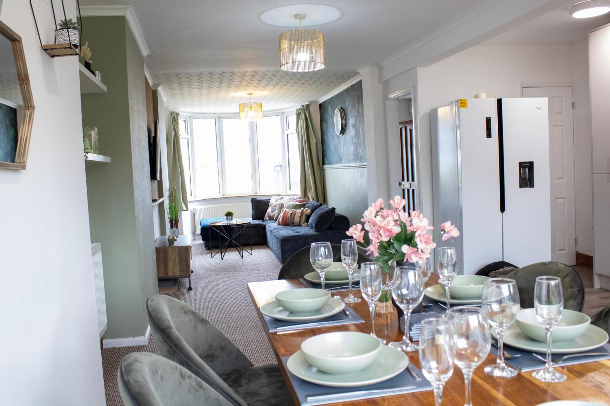 Harvard House, Stylish 3 Bedroom House In Solihull 5 Mins To The Nec, Bhx ,jlr With Free Parking Сasa de vacaciones *